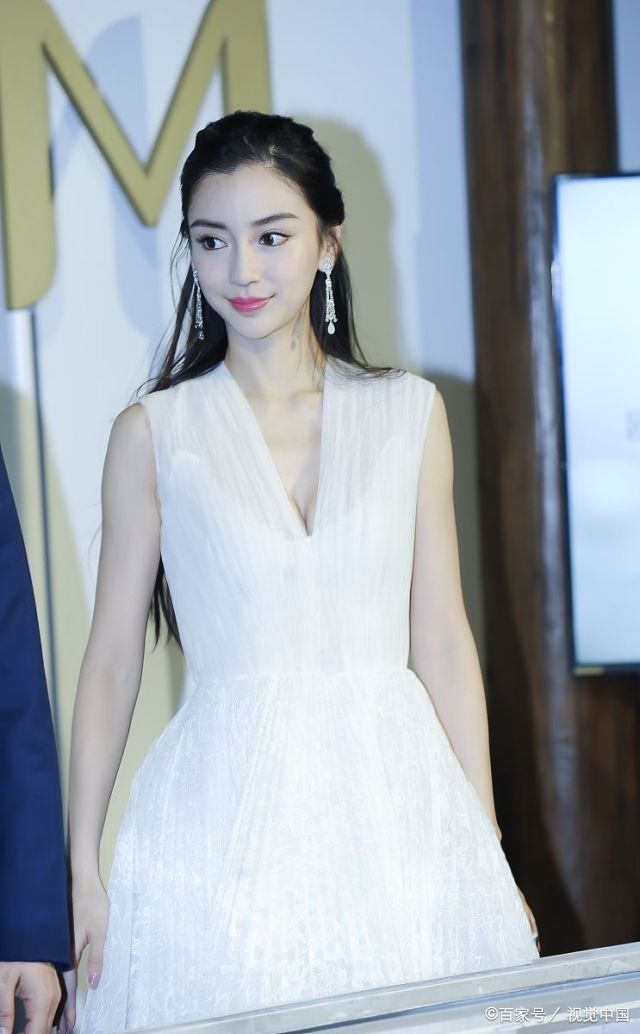 angelababy轻伤不下火线,手带"金刚圈",微露事业线